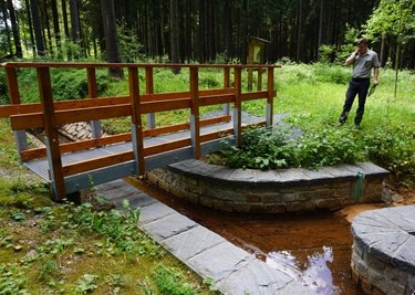 Die neue Saubach-Brücke am Kammweg bei Muldenberg wurde vom Sachsenforst errichtet. 
