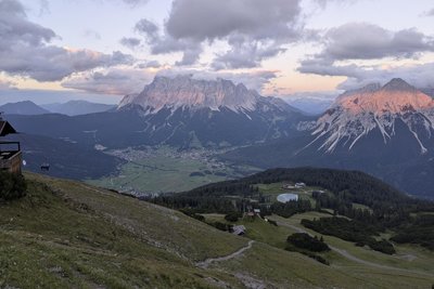 Wenn hinterm Grubigstein die Sonne untergeht: Blick auf Wetterstein mit Zugspitze (ganz links) und Sonnenspitze (rechts).