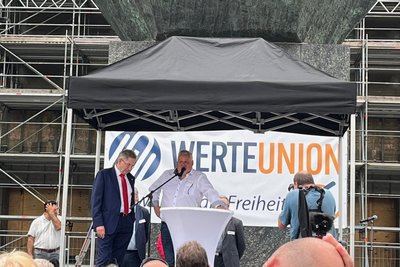 Bundesvorsitzender Hans-Georg Maaßen und Landeschef Heiko Petzoldt sprachen zum Wahlkampfauftakt der Werteunion vor dem Chemnitzer Marx-Monument.
