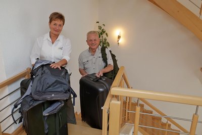Die Doktoren Steffi und Jürgen Löffler haben Koffer und Reisetaschen schon aus dem Keller geholt: Sie sind jetzt im Ruhestand und packen für die Reise nach Afrika.