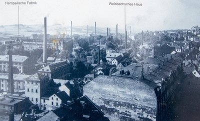 Plauens Industrieschornsteine auf einem historischen Bild am Malzhaus. Wo die höchsten Schlote standen, sollen Baumriesen wachsen. 