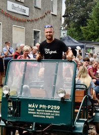 Der alte Oberfrohnaer Bahnhof bei der Ausgabe in der Reihe Kulturerwachen 2021. Vorn im Bild ist Toni Naumann vom FreundeskreisMuldentalbahn zu sehen. 