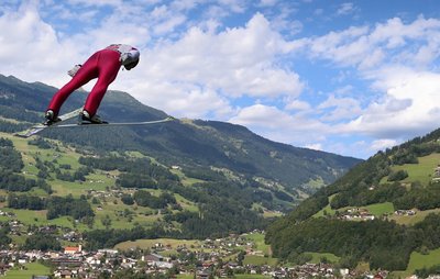 Kombinierer Eric Frenzel hat im Sommer an der Sprungtechnik gefeilt. Ab heute kommt es zum Weltcupauftakt für den Olympiasieger drauf an.