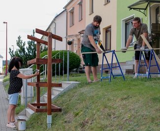 Der Hinterhainer Gurkenschrank nimmt Gestalt an: Initiator Toni Dietel (rechts) wurde beim ersten Arbeitseinsatz von Stefanie Meisel und Jan Kep-stein unterstützt. Samstag wird weiter gewerkelt. 