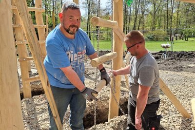 Henry Matzke (links) und Michel Kunisch von der Firma Freispielkunst Spielplatzbau aus Bernsdorf haben diese Woche die Spielgeräte aufgebaut.