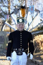 Andreas Rössel im Habit eines historischen Bergbeamten. Diesen trägt er als Mitglied des Landesvorstandes des Sächsischen Landesverbandes der Bergmanns-, Hütten- und Knappenvereine. Wischen Sie nach links, um zahlreiche weitere Bergleute zu sehen. 