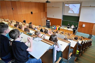 Der Vorlesung "Schwarz. Weiß. Bunt. Wie kommt die Farbe aufs Papier?" lauschten fast 170 Kinder bei der Kinderuni in Mittweida. 