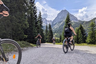Unterwegs zum Seebensee: Die Tour ist bei Wanderern und Radfahrern gleichermaßen beliebt – deshalb lieber wochentags planen.