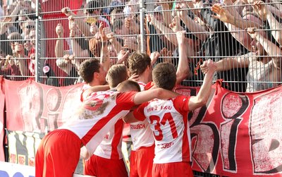Jubel nach dem Treffer zum 0:3 durch Oliver Genausch.