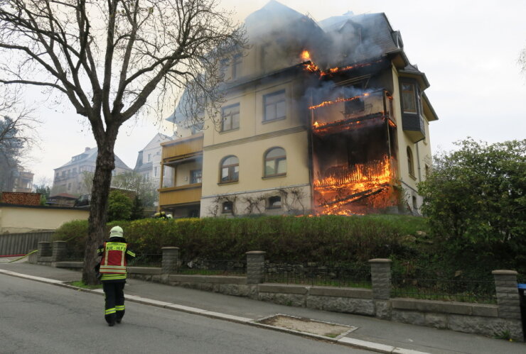 Mehrfamilienhaus in Aue in Flammen: Feuer breitet sich bis unters Dach aus
