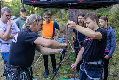 Michael Scholz erklärt die Funktionsweise der Kletterhilfen.