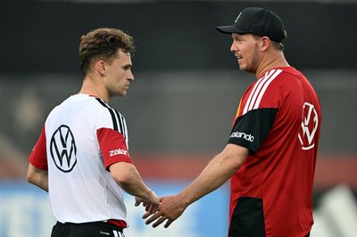 Fast 30 Minuten im Vier-Augen-Gespräch: Für Bundestrainer Julian Nagelsmann (l) ist Joshua Kimmich sein erster Ansprechpartner im Team. 