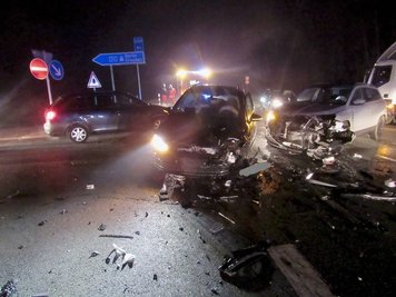 Zwei Verletzte und hoher Sachschaden sind die Bilanz eines Verkehrsunfalls von Dienstagmorgen an der B 173 bei der Auffahrt zur A 93 im Landkreis Hof. Zwei Frauen wurden verletzt, darunter eine Plauenerin.