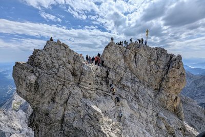 Anstehen für ein Erinnerungsfoto: Wer sich auf dem Ostgipfel der Zugspitze ablichten lassen will, braucht Geduld und Trittsicherheit.