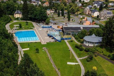 Das Waldbad Brunn soll zum reinen Freibad rückgebaut werden. Neben dem Abriss der Halle schließt das die Sanierung bzw. den Neubau von Springer-, Schwimmer-, Nichtschwimmer- und Babybecken ein.  