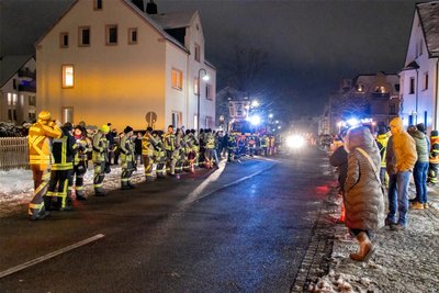 Als die Fahrzeuge Ende November eintrafen, waren die Kameraden der Freiwilligen Feuerwehr Lugau und etliche Bürger vor Ort, um das Ereignis zu feiern.