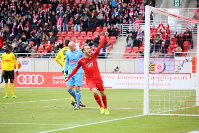 Mike Koennecke vom FSV Zwickau jubelt nach dem 2:0 durch Ronny König.