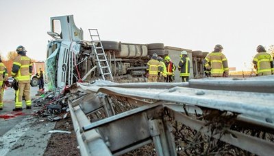 Am Dienstag war ein Lkw von der Fahrbahn abgekommen, umgekippt und hatte die Mittelleitplanke der A 72 bei Stollberg durchbrochen. 
