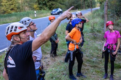 Michael Scholz (vorn) bespricht mit Martin Graf, an welchen Stellen am Felsen geputzt werden soll.