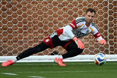 Die linke Wade von Manuel Neuer scheint wieder voll belastbar. 