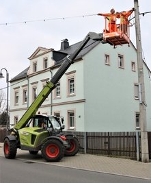 Die Montage der Weihnachtsbeleuchtung wurde mit einem Radlader erledigt. 