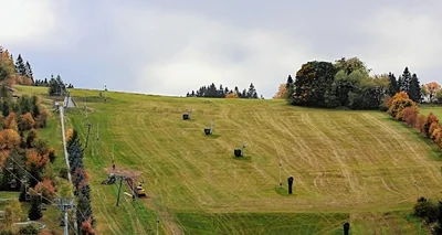 Im Clara-Angermann-Festjahr 2025 soll dieser Hang an Wurzelrudis Erlebniswelt mit Stickereien ausgelegt werden. 