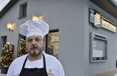 Andreas Stasch vor dem Sportlerheim Schöneck. Wegen Personalmangel muss er die Gaststätte aufgeben.