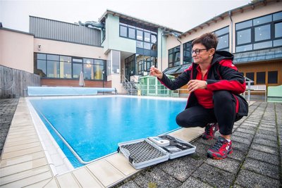 Badbereichsleiterin Ina Tautenhahn nimmt eine Wasserprobe. Bei allen Becken wird das einmal am Tag gemacht.