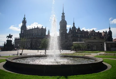 Aktivisten der Protestbewegung "Extinction Rebellion" haben in Dresden und anderen Städten das Brunnenwasser grün gefärbt. (Archivbild)