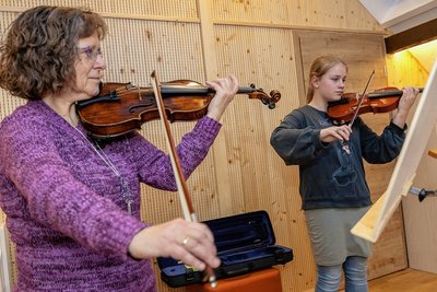 Dank der neuen Schallschutzwand lässt es sich für Kerstin Berlich und Violinenschülerin Leesha Männel ungestörter musizieren.