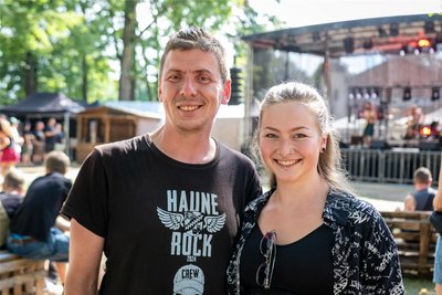 Jan Engel und Beatrice Lath waren aus Dresden und Wittgensdorf zum „Happy Brook“ gekommen. Engel hatte die Bühne mit aufgebaut und war mit seiner Bekannten anschließend Gast beim Festival.