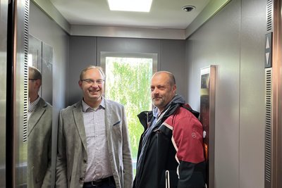 Die Vorstände der Wohnungsgenossenschaft Zschopau, Markus Schmidt (l.) und Ulrich Clauß, im Fahrstuhl.