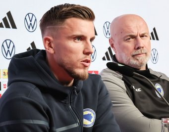 Ermedin Demirovic (l) bewundert Nationaltrainer Sergej Barbarez (r) seit seiner Kindheit. (Archivbild)
