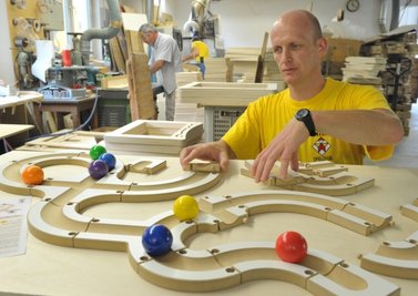 Meister Thomas Thiel hat mit dem Team von Sina und der Designerin das Spiel "Bau uns eine Bahn" bis zur Produktreife optimiert. Nun wurde das Spielzeug ausgezeichnet.