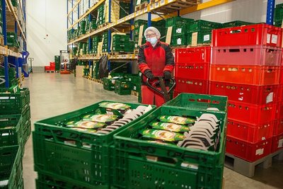 Blick in ein Lagergebäude des Unternehmens: Die Produkte werden in Garschalen (vorn) und Rollen verschiedener Größe verpackt. 