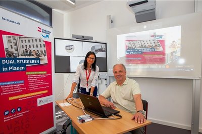Zum Tag des offenen Campus der Staatlichen Studienakademie Plauen am Samstag wollen Direktor Prof. Dr. Lutz Neumann und Sandra Bicker, Beauftragte für Öffentlichkeitsarbeit, mit Interessierten nicht nur digital, sondern auch vor Ort ins Gespräch kommen. 