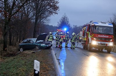 Einsatzkräfte der FFW Hohenstein-Ernstthal am Unfallort.