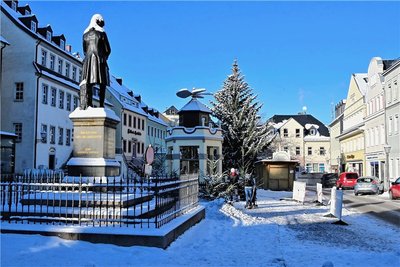 Auf dem verschneiten Markt in Hainichen gibt es am Mittwoch zum Händlertag Tee und Gebäck. 