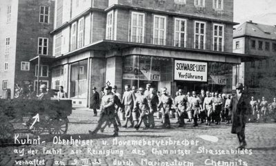 Eine Propagandapostkarte der Nazis zeigt, wie SA-Einheiten den Chemnitzer SPD-Reichstagsabgeordneten Bernhard Kuhnt am 9. März 1933 durch die Straßen karren. Am selben Tag wird der Chef des Verlages der Tageszeitung "Volksstimme", Georg Landgraf, von einem SA-Trupp niedergeschossen. 