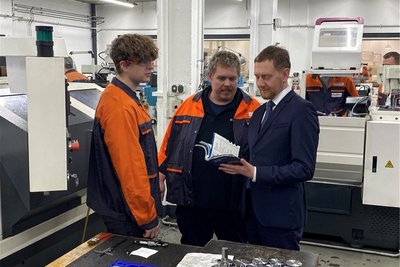 Ministerpräsident Michael Kretschmer (r.) in der Ausbildungswerkstatt bei Sachsenguss in Chemnitz.