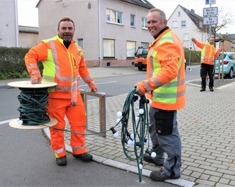Die Bauhofmitarbeiter René Baumgarten (l.), Matthias Heber (r.) und Andreas Löser (hi.,r.) bereiten die Beleuchtung für die Montage vor.