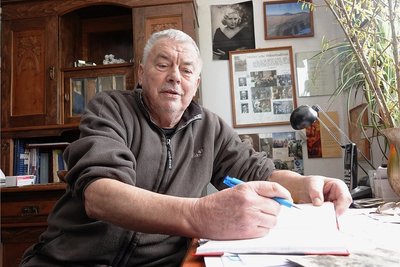 Karl-Ernst Müller bei den letzten Vorbereitungen in seinem Arbeitszimmer. Seit 2005 fährt der ehemalige Ordnungsamtschef der Stadt Zwickau regelmäßig in die Ukraine.