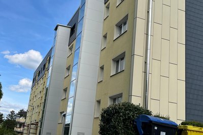 Die gläserne Front des Aufzuges gibt den Blick auf Schloss Wildeck frei.