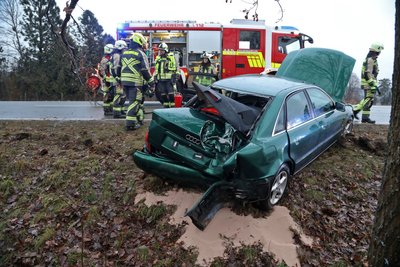 Die Heckansicht des beschädigten Audis.