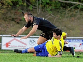 Der Waldenburger Kapitän Oliver Heinrich (gelb-blau) bringt Fortschritt-Spieler Kerim Bahtiyar zu Fall. Trotz großen Einsatzes gingen die Gäste als klarer Verlierer vom Feld. 