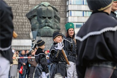 Insgesamt rund 980 Trachtenträger, Musiker und Sänger marschierten bei der traditionellen Bergparade in festlichen Bergmannsuniformen durch die Chemnitzer Innenstadt.