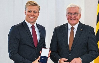 Von Bundespräsident Frank-Walter Steinmeier erhielt der Plauener das Silberne Lorbeerblatt, die höchste Auszeichnung für Sportler. 