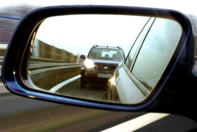 Wie auf diesem Symbolfoto soll der Erzgebirger zu dicht auf ein vorausfahrendes Auto aufgefahren sein.