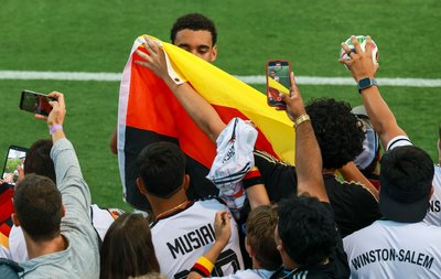 Das Motto von Jamal Musiala und Co. am Ankunftstag in Winston-Salem: Nahbar sein. 