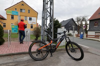 Glauchau hat (Foto), was Rochlitz gerne hätte: Eine Ladestation für E-Bikes.
